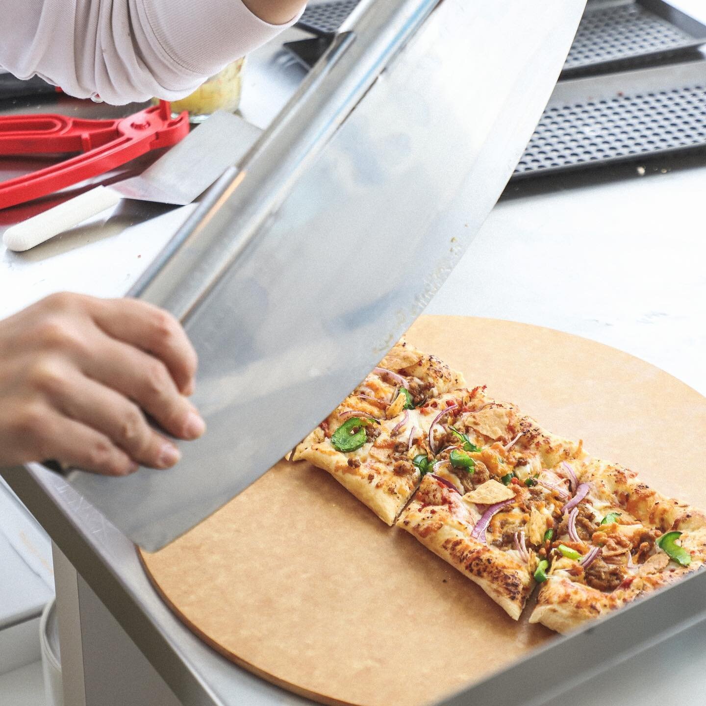 This pizza is perfect, no matter which way you slice it. 🤷&zwj;♀️🍕⁠
⁠
⁠
⁠
#crustopwpg #crustop #winnipeg #winnipegmanitoba #winnipegpizzeria #winnipegpizza #winnipegsmallbusiness #winnipegeats #winnipegfood #winnipegrestaurant #pizzaparty #eatinwin